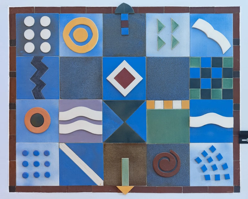 Konstverk av keramik med geometriska mönster. 