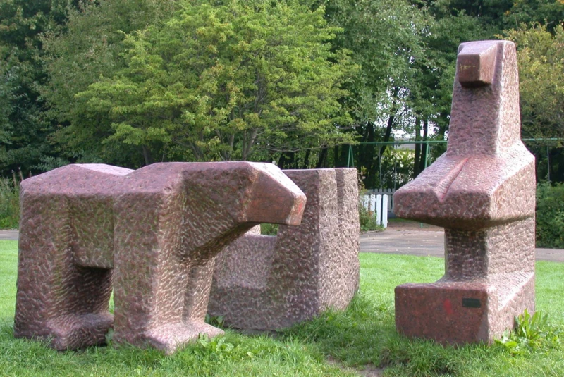 Stiliserade skulpturer av björnar.