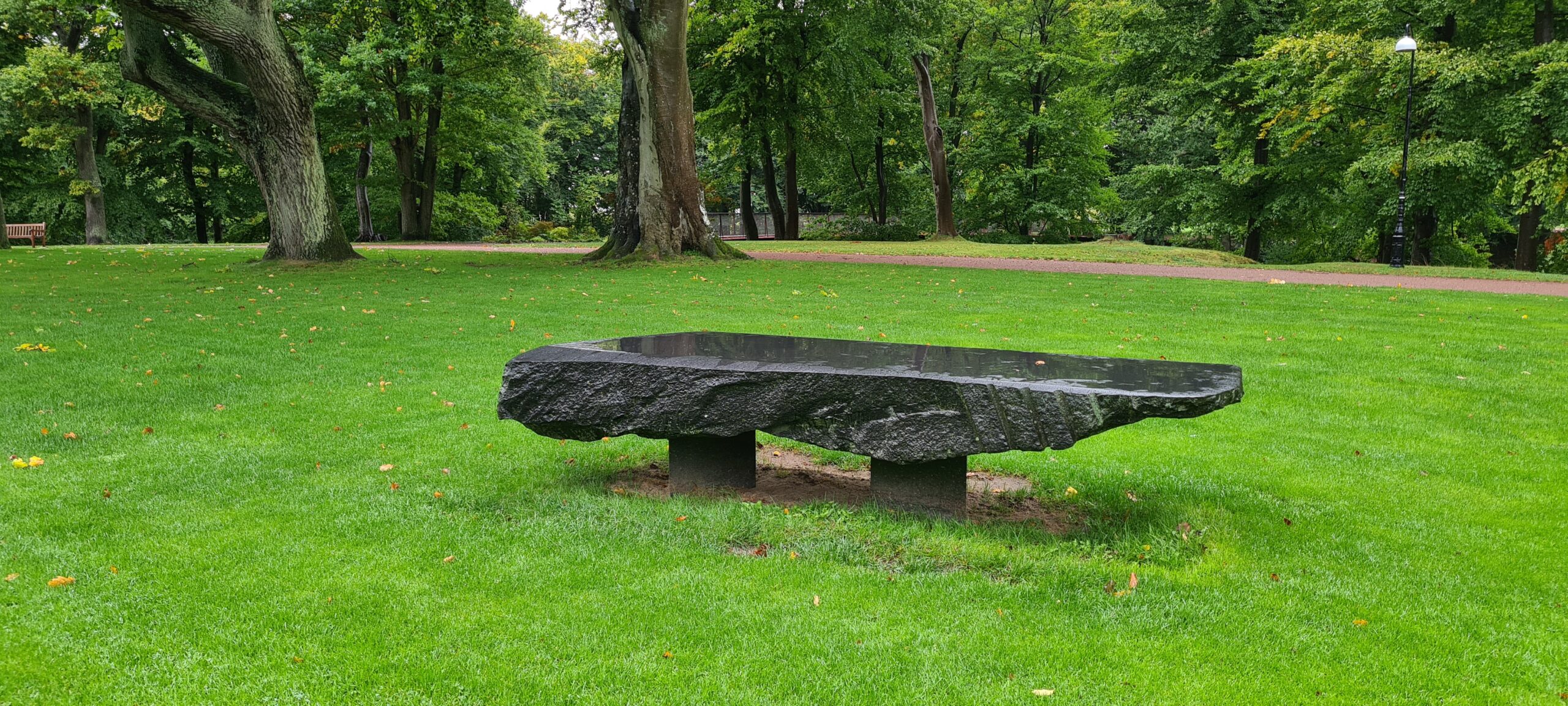 Skulptur i svart sten med polerad ovansida.