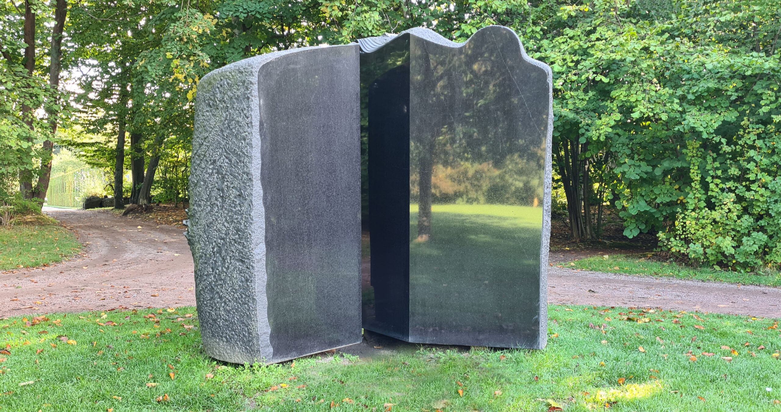 Skulptur i svart, delvis polerad sten.