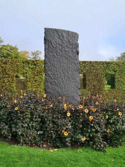 Skulptur i svart sten formad som ett segel.