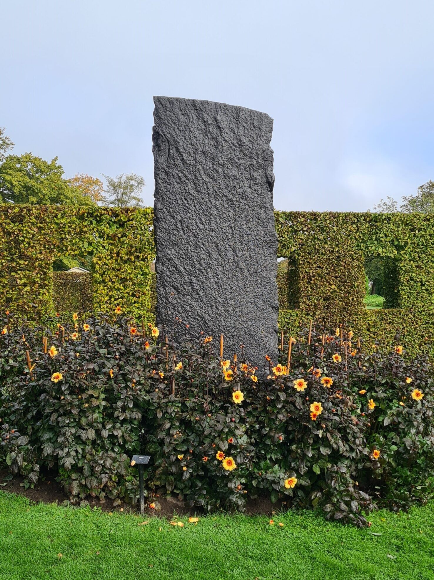 Skulptur i svart sten formad som ett segel.