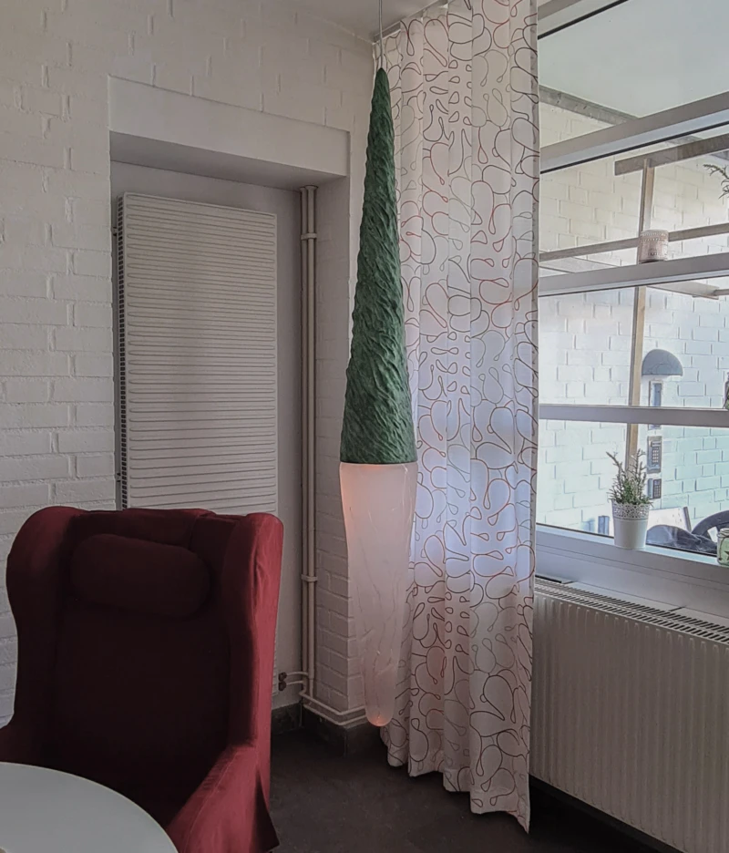 Hängande, avlång skulptur i grön brons och frostat glas.