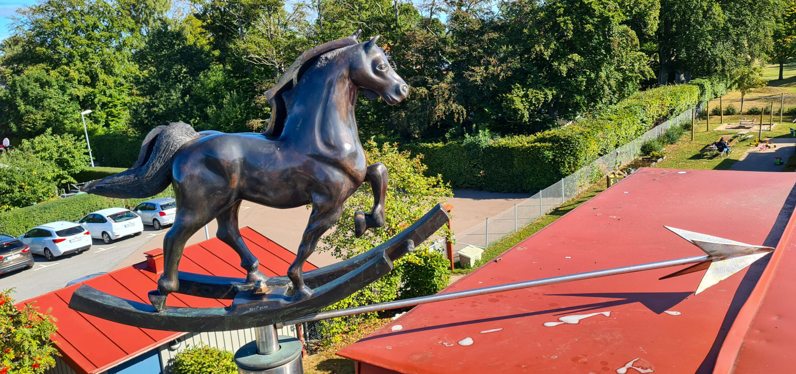 Närbild på verket taget från taket. Sol och sommar.