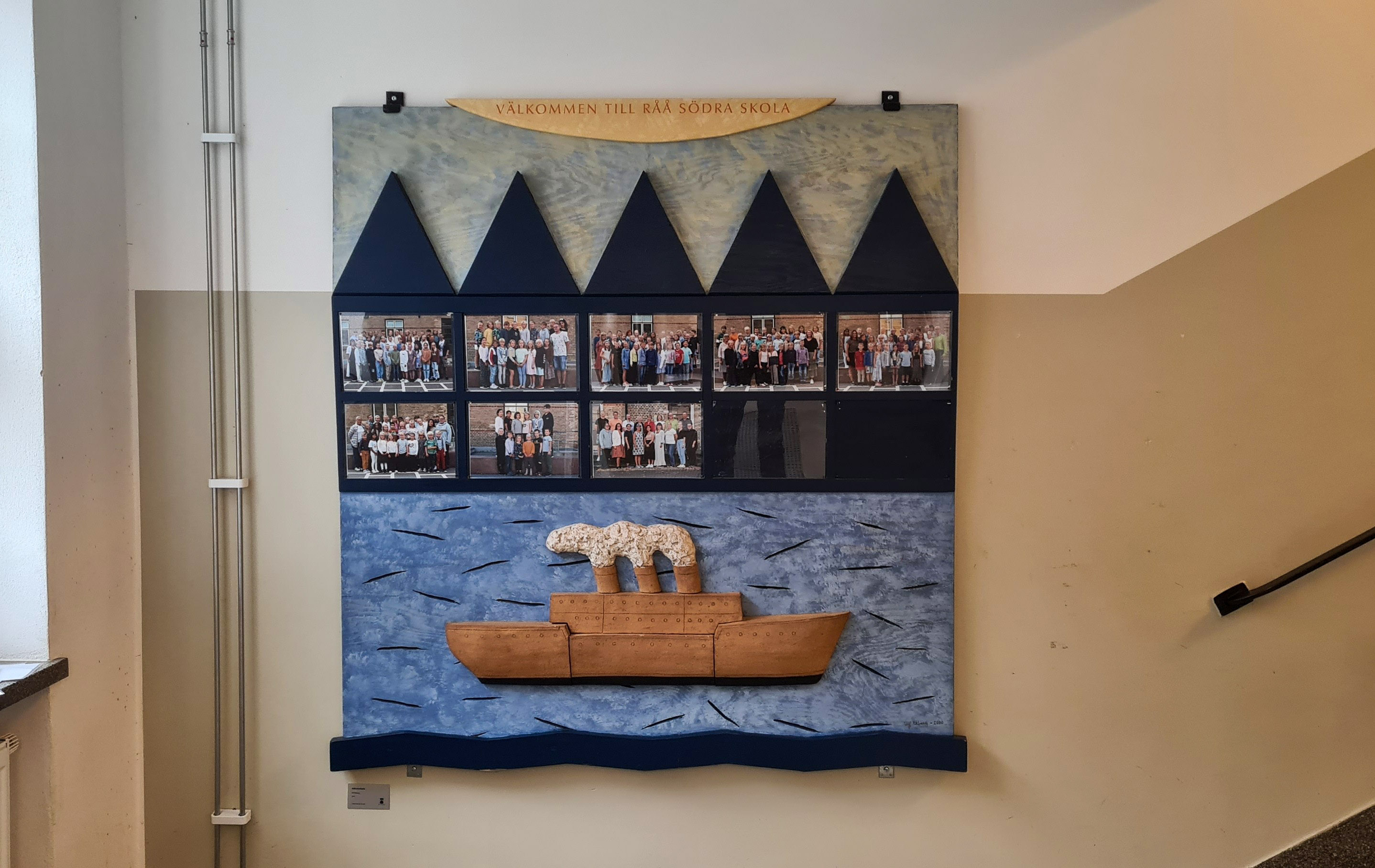 Bild av en tavla med med båtmotiv och platser för skolfoton.