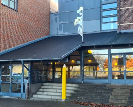 Utomhusmiljö med konstverk som beskrivet i texten.