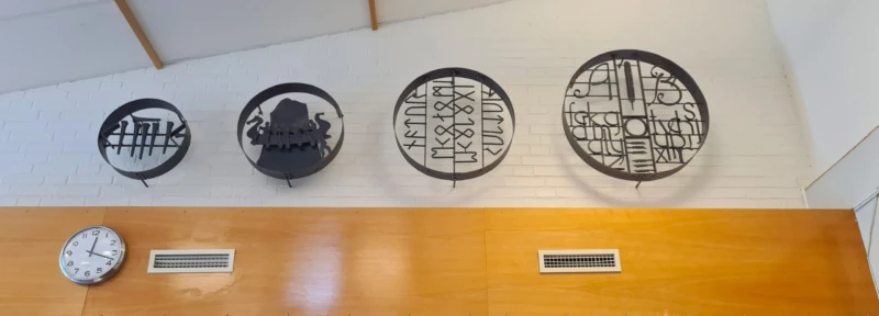 Interiör med smidda runda "tavlor" förställande olika skrifttekniker