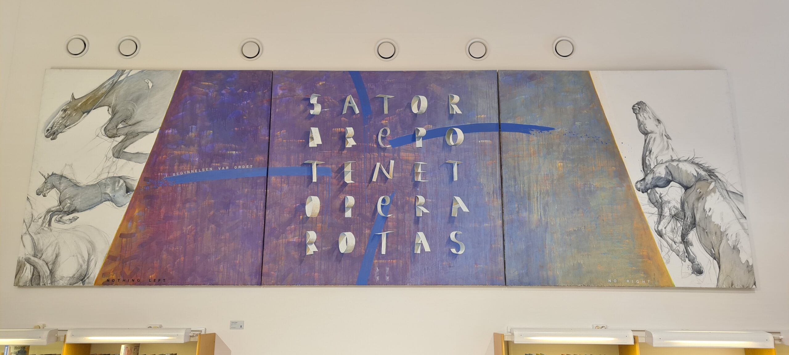 Tavla med hästar, halv pyramid och bokstavskombinationer.