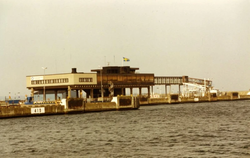 Bild av piren med landgång. 