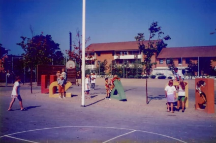 Utomhusbild med lekande barn på skulptur.