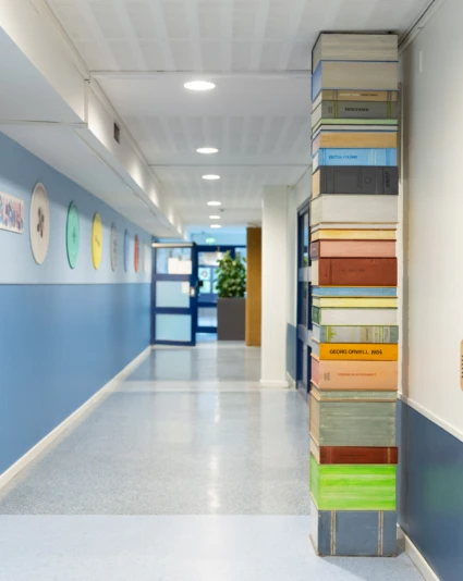 Interiör med boktrave i trä som når upp till taket.