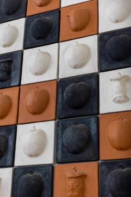 Närbild av samma verk.