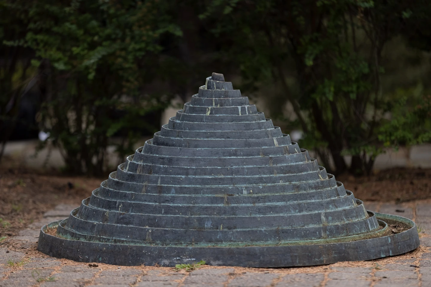 Skulptur i form av en kon.