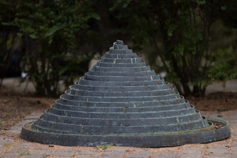 Skulptur i form av en kon.