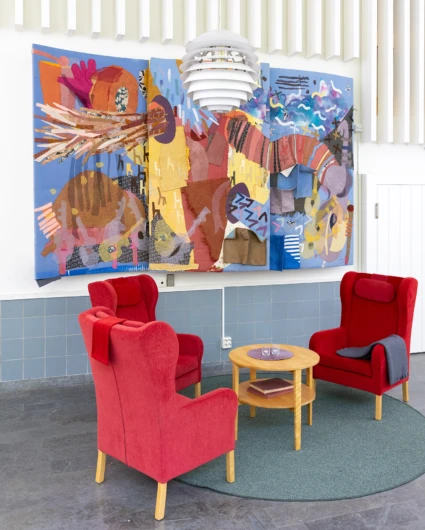 Interiör med stor applikation främst i rött, guld och blått.