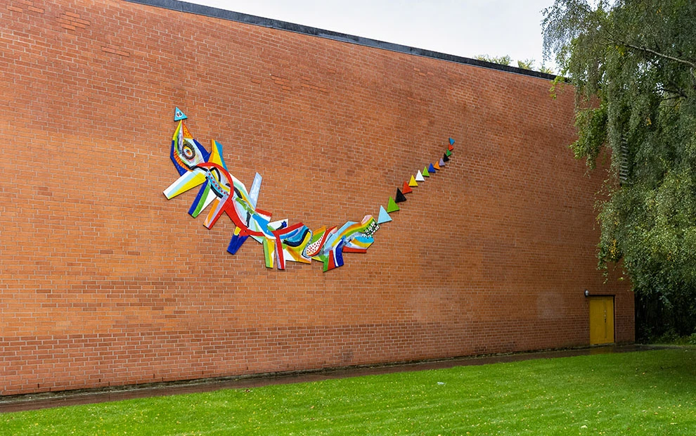 Fasad med färgglad drake på.