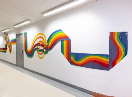 Målning av regnbåde som skiftar form och vecklar sig runt sig själv.