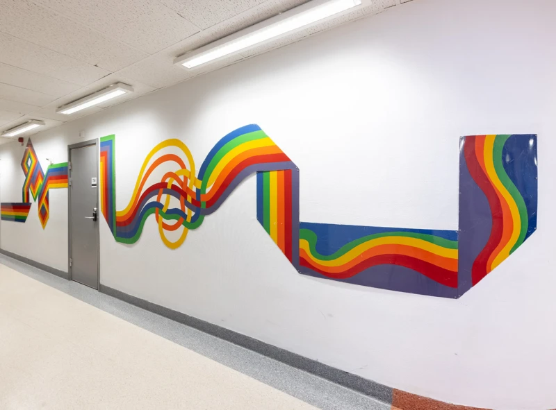 Målning av regnbåde som skiftar form och vecklar sig runt sig själv.