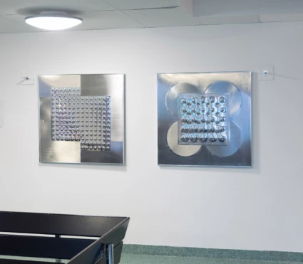 Interiör med två tavlor i blänkande stål.