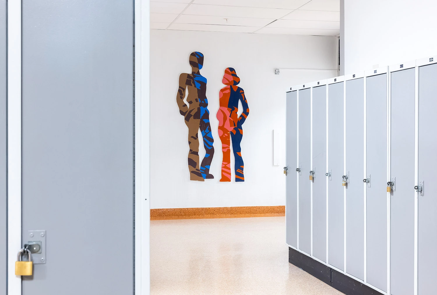 Interiör med siluett i brun, blå, röd, orange av en man och en kvinna.