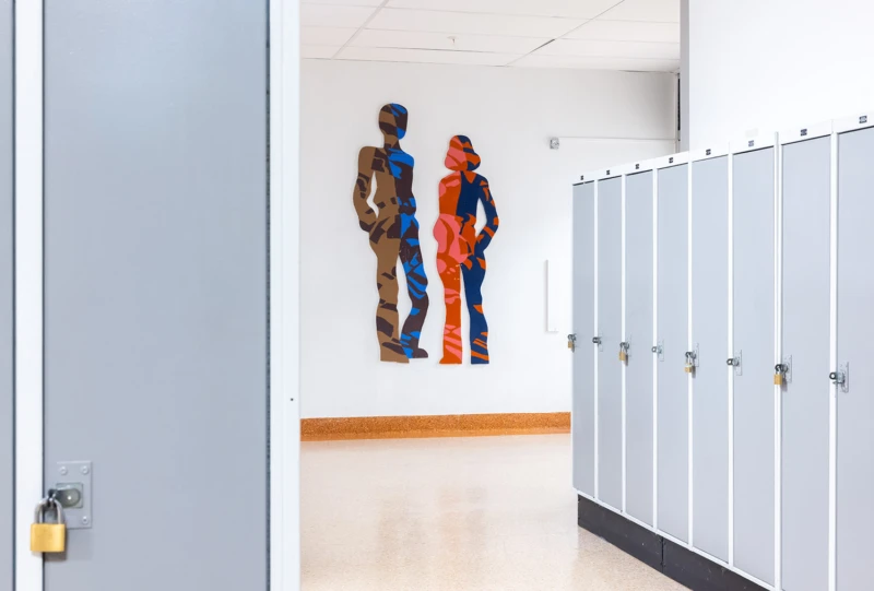 Interiör med siluett i brun, blå, röd, orange av en man och en kvinna. 