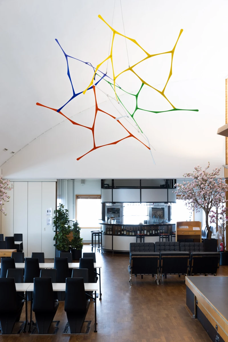 Interiör med färgglad skulptur som hänger från taket. 