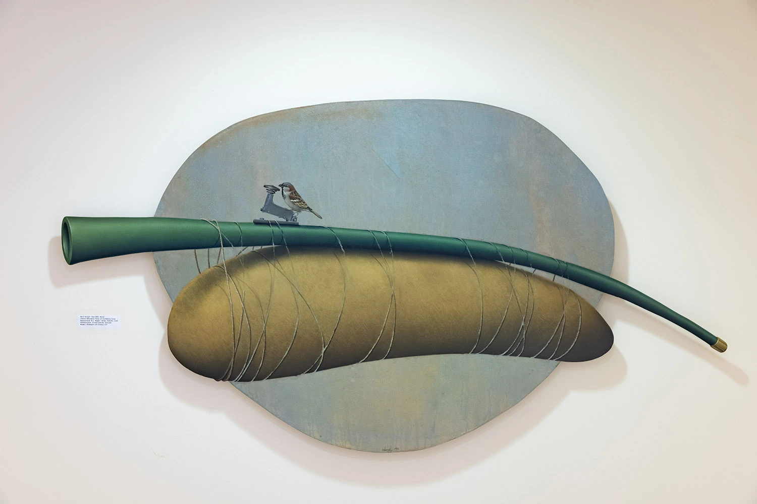 Formskuren målning med en lite gråsparv och tre abstrakta former.