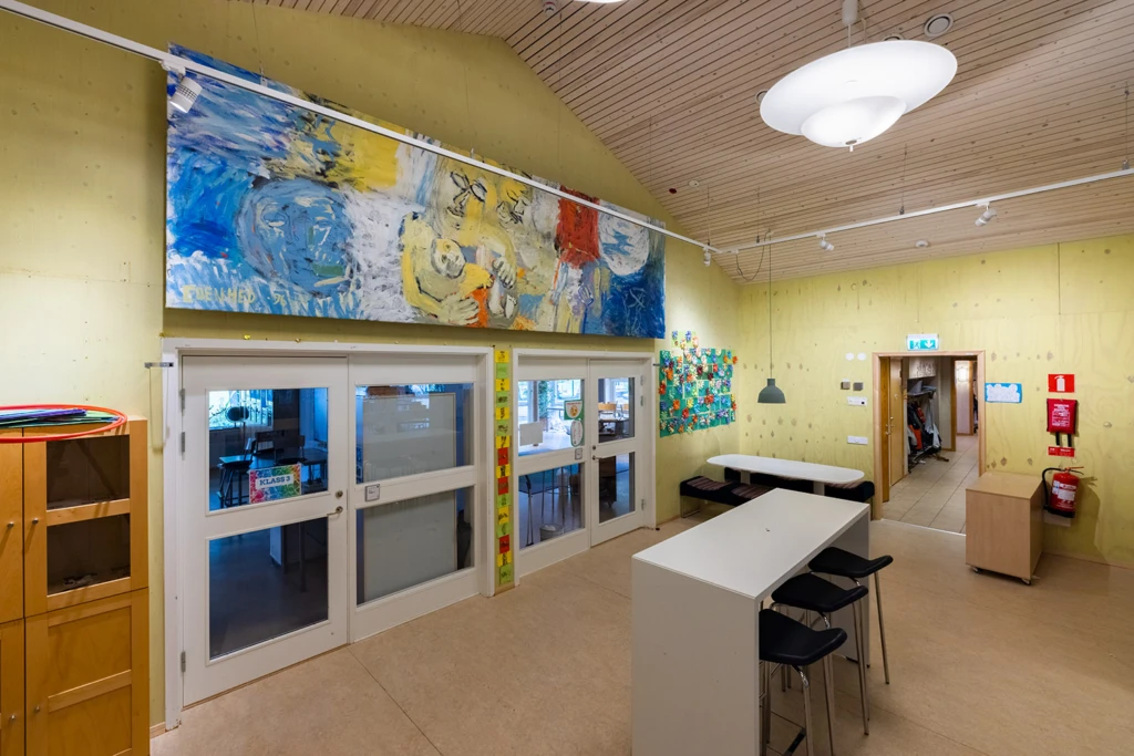 Interiör med stor, delvis abstrakt, målning blå, vit, röd och gul.