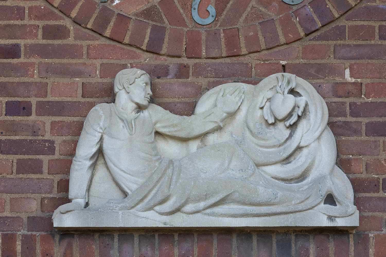 Ivar Johnssons relief Den lidande människan möter kärleken.