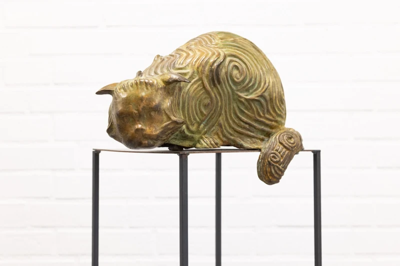 Skulptur av katt med spiralformade mönster i pälsen. 