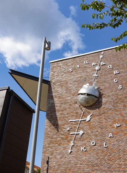 Fasadkonstverk som föreställer en jordglob.