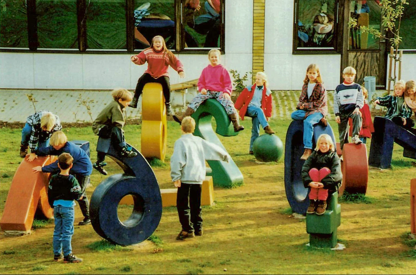 Utomhusbild skulpturer i form av siffror som barn leker på.