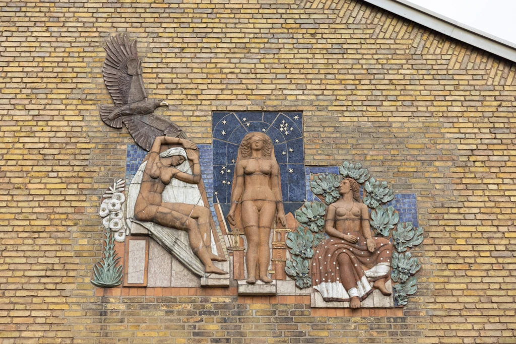 Reliefen Det eviga av Tyra Lundgren. På Wieselgrensskolan.