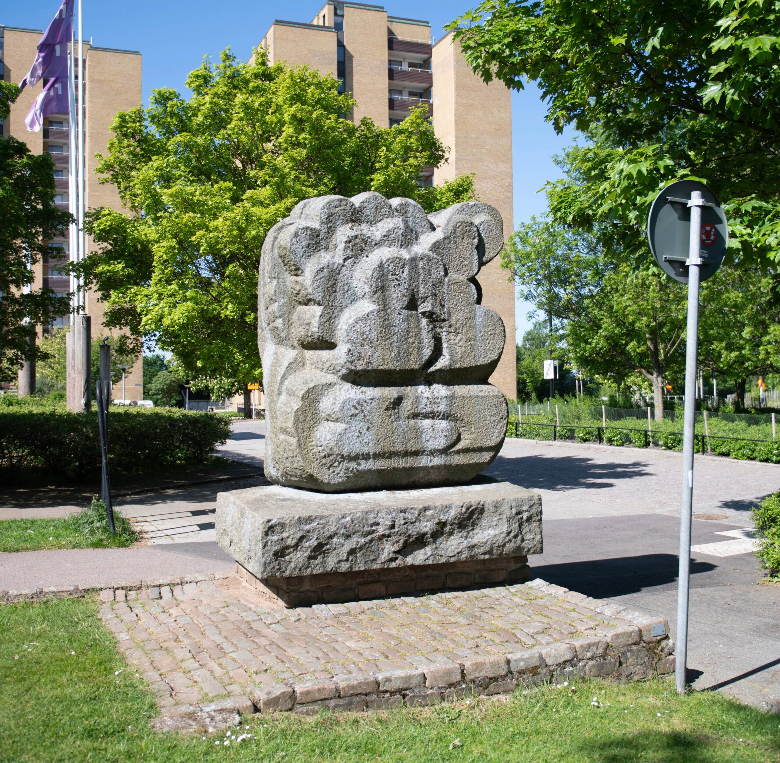 Molnet, granitskulptur från 1969 av Åke Jönsson.
