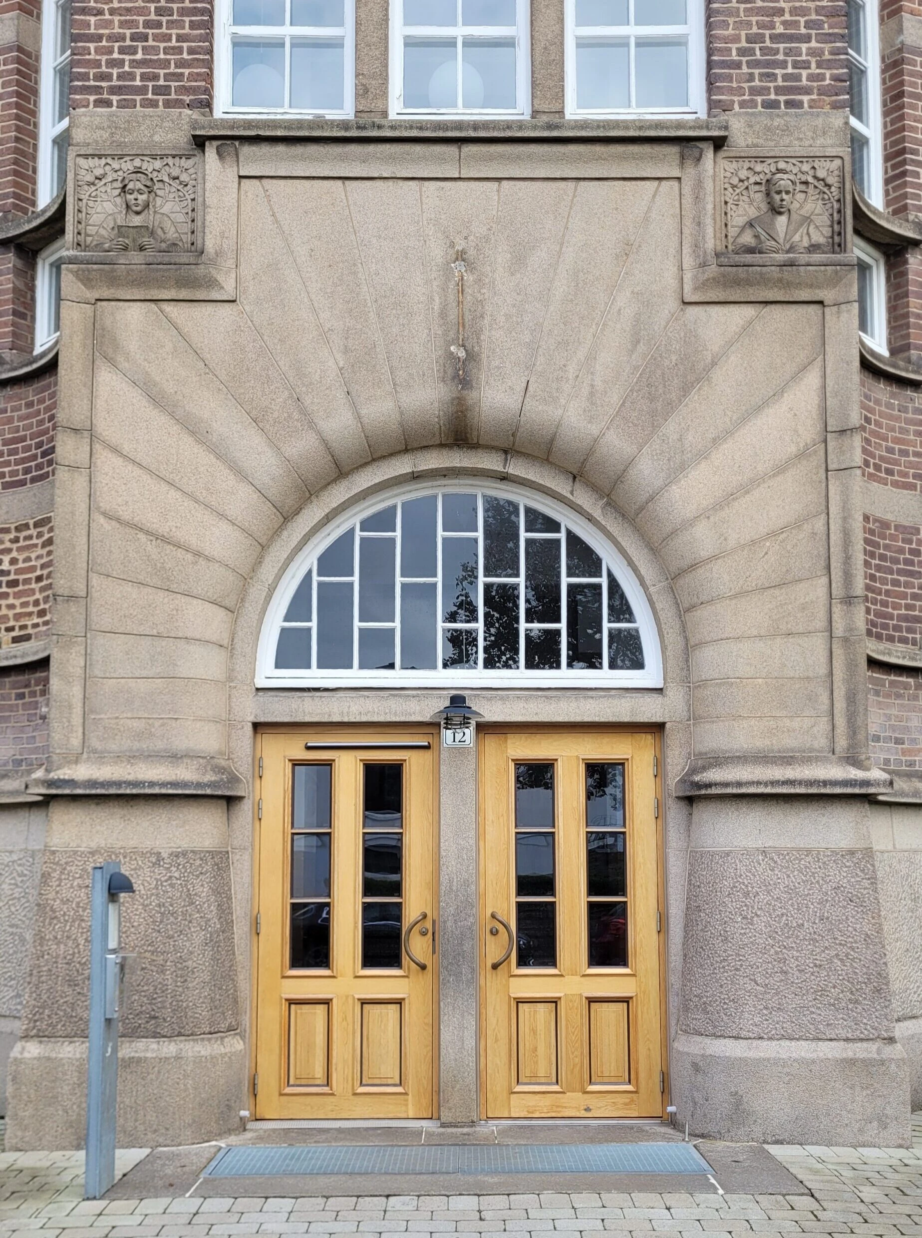 Läsande flicka och Skrivande gosse av Ragnhild Schlyter. Foto: Agardh Hjärne.