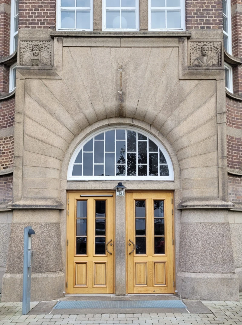 Läsande flicka och Skrivande gosse av Ragnhild Schlyter. Foto: Agardh Hjärne.