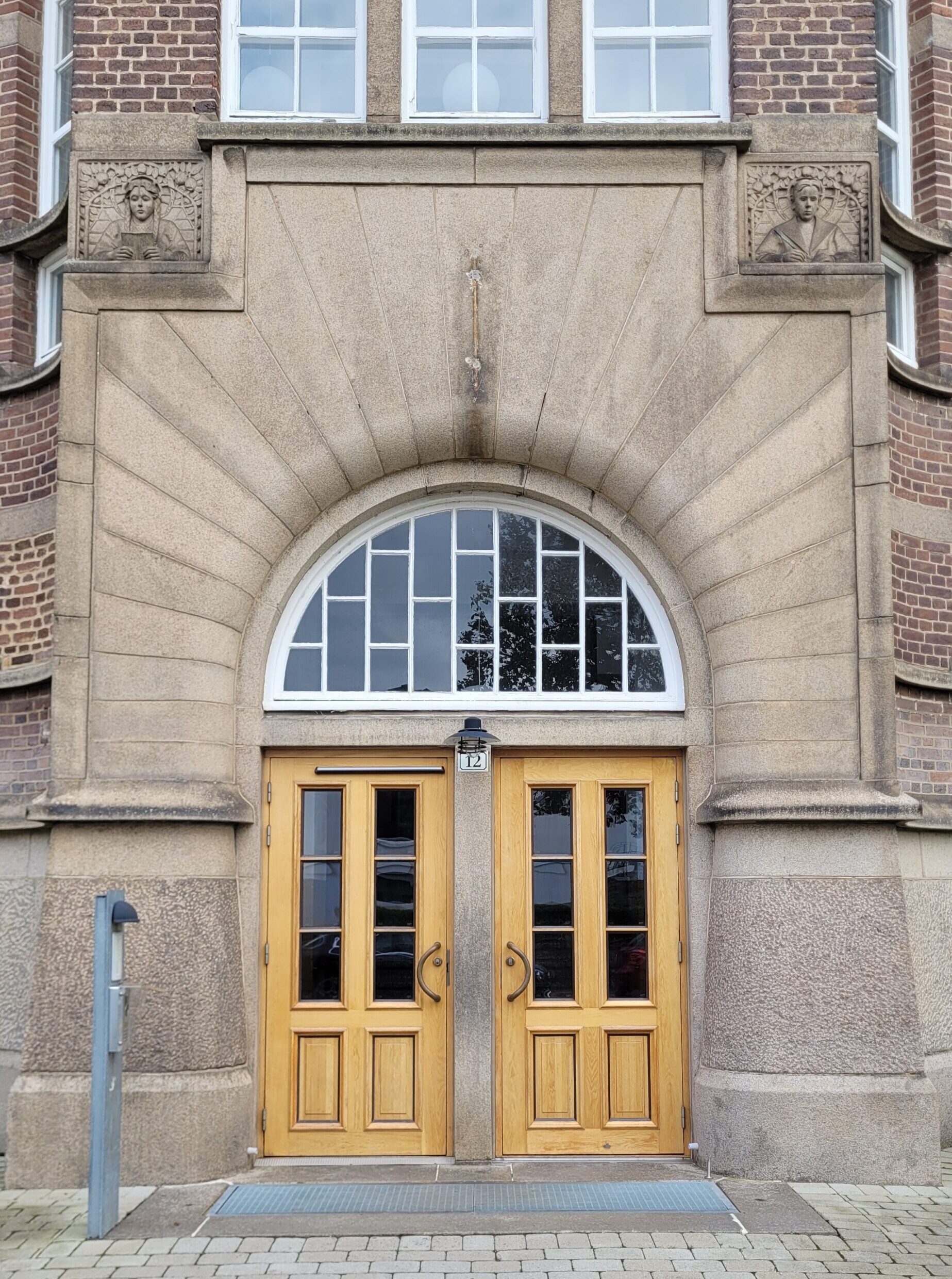 Läsande flicka och Skrivande gosse av Ragnhild Schlyter. Foto: Agardh Hjärne.