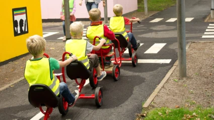 Bild på barn som cyklar