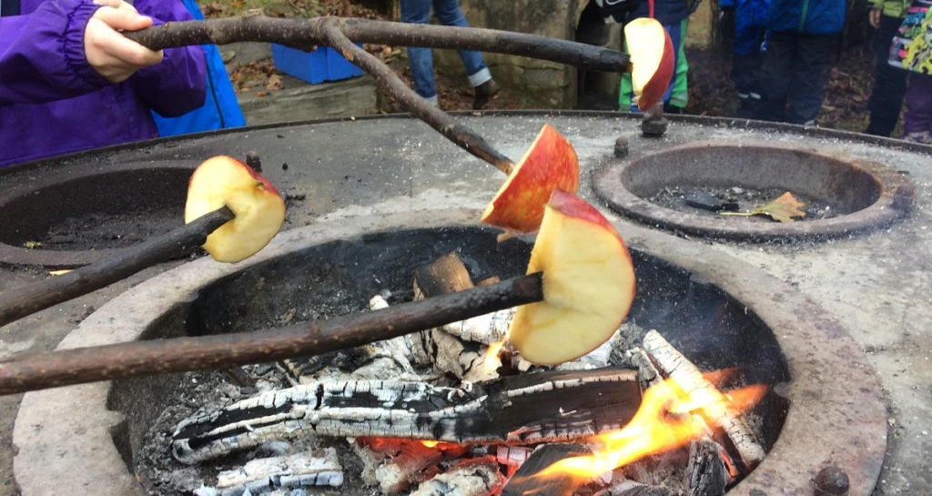 Grillar äpplen