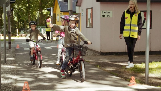 Barn lär sig cykla på trafikskolan