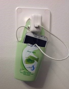 Bild på tom duschflaska som mobilladdare
