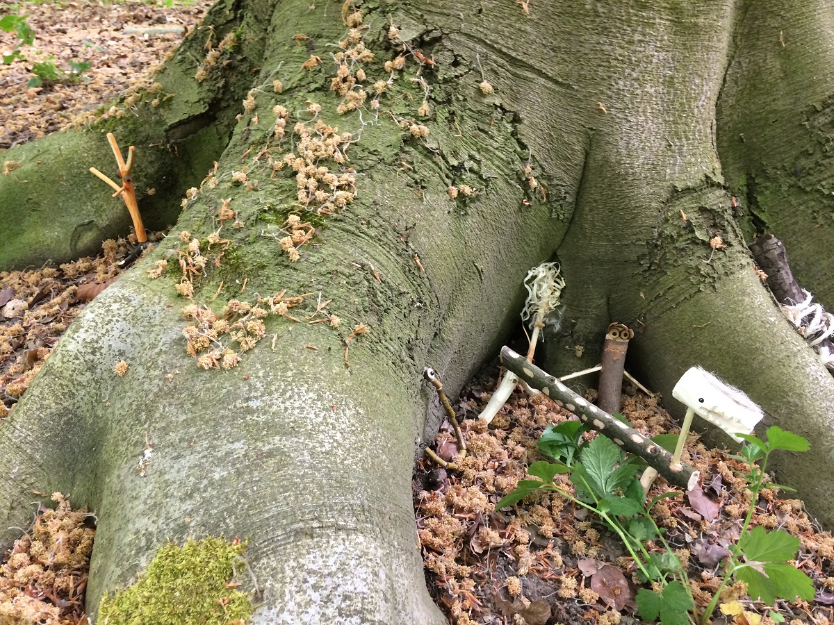Små figurer av trä i skogen