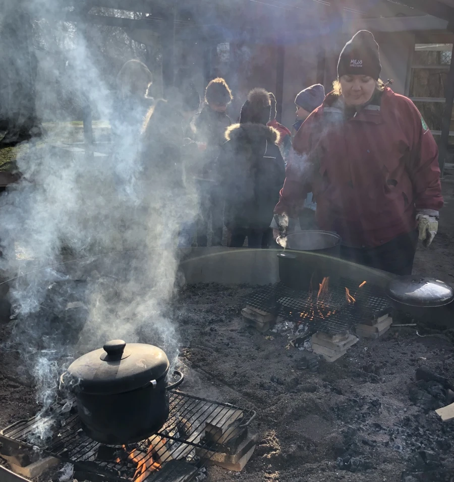 Tillsammans lagar vi klimatsmart mat som också ger kroppen ny energi. Utomhus smakar maten bäst! Miljöpedagog Jessica Svensson ansvarar för grytorna. Foto: Pia Bastholm