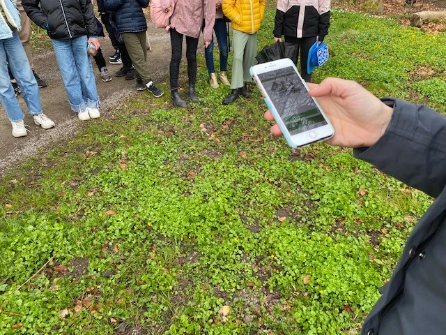 Tekniken funkade fint! Den digitala tipsrundan lockade klasserna att gå en runda i Sofieroskogen.