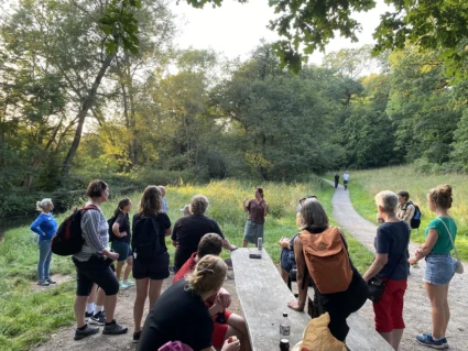 Naturguidning utomhus vid Råån.
