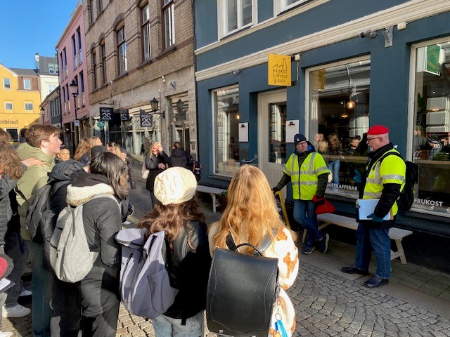 Pedagoger och elever på vandring