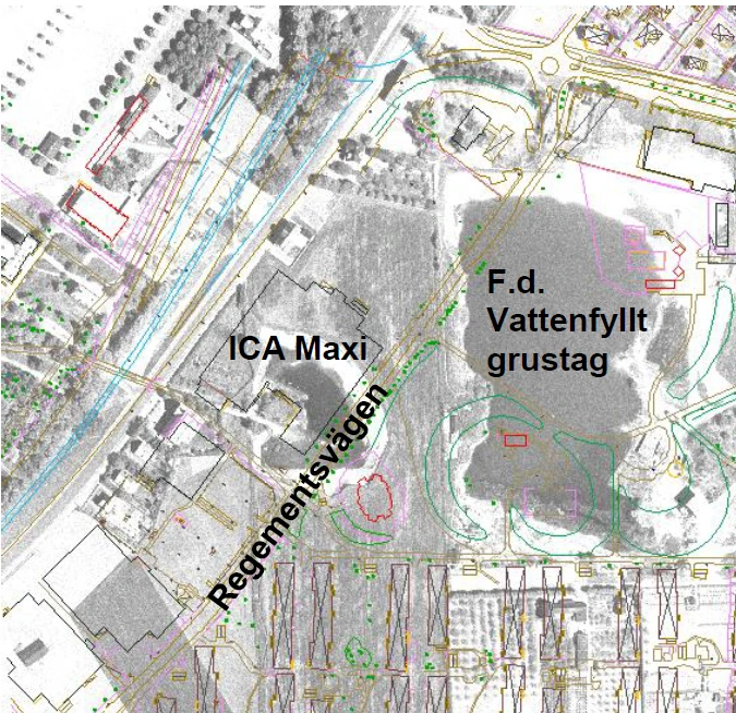 I bakgrunden finns flygfotografi från 1951. I bilden har flygfotot överlagrats detaljer från dagens karta. Regementsvägen och ICA Maxi har markerats. Det är även utmarkerat var det 1951fanns ett vattenfyllt grustag.