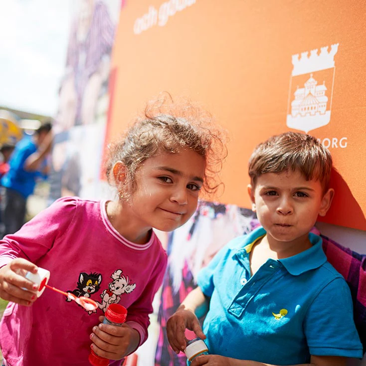 Bild på en ung flicka och pojke i Drottninghög