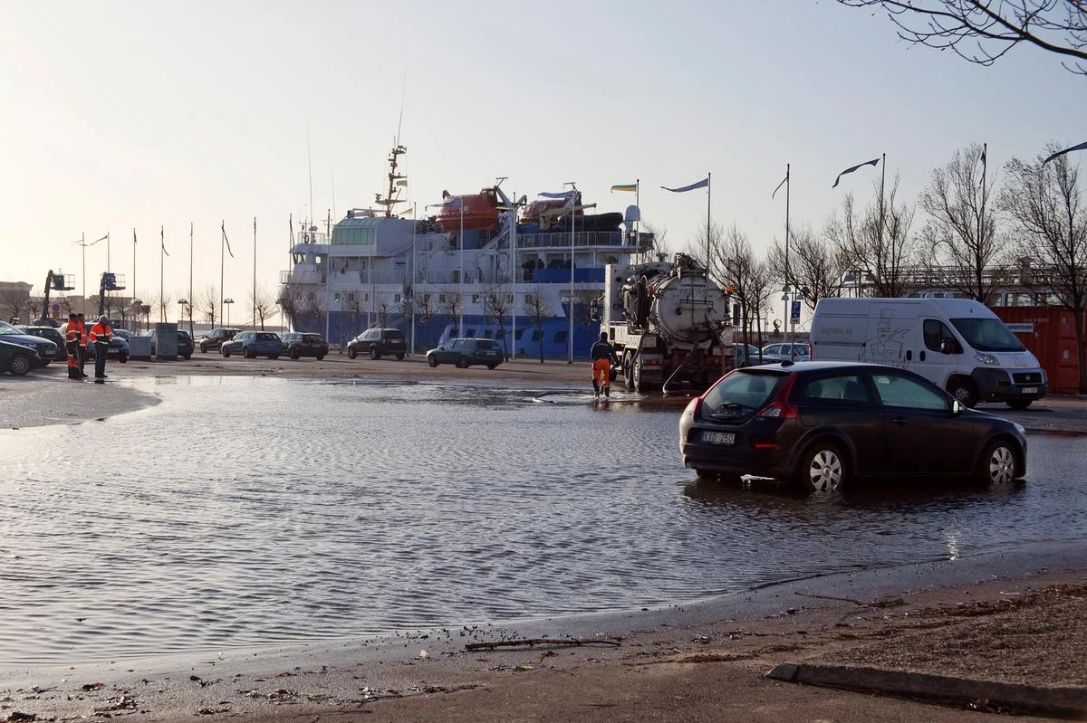 Översvämning vid hamnen.