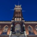 Rådhustornet nerifrån. I bakgrunden en mörkblå¨kvällshimmel.